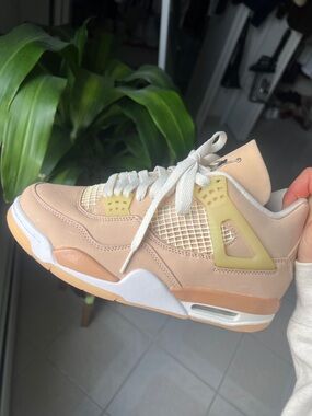 Jordan 4 Retro Women’s Brand New in Shimmer never worn size 7.5